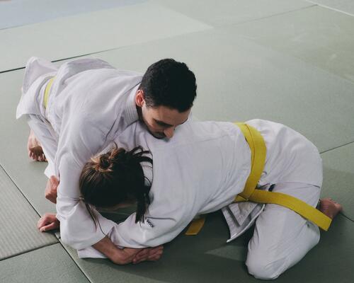 kobieta i mężczyzna trenujący judo 