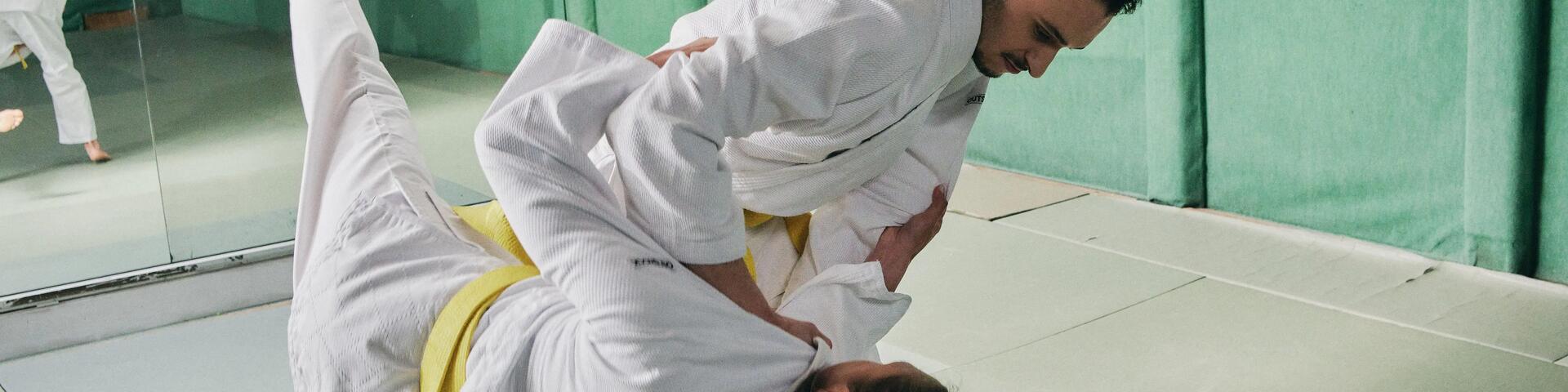 kobieta i mężczyzna w dobokach trenujący taekwondo