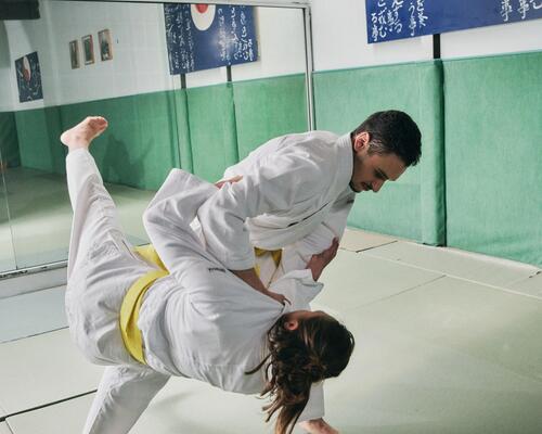kobieta i mężczyzna w dobokach trenujący taekwondo