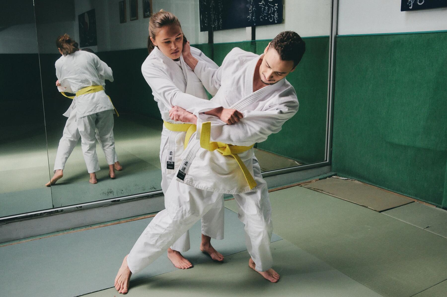 hombre haciendo kata judo