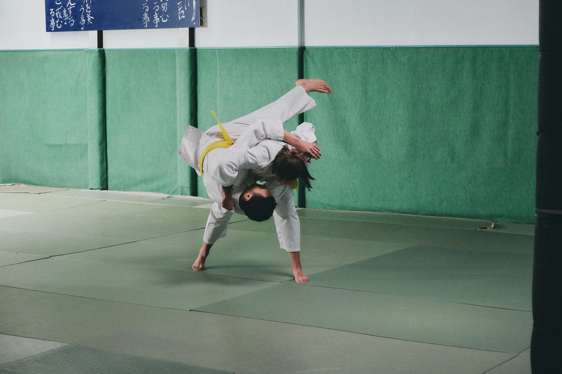 Instruktorzy pokazujący techniki judo na treningu