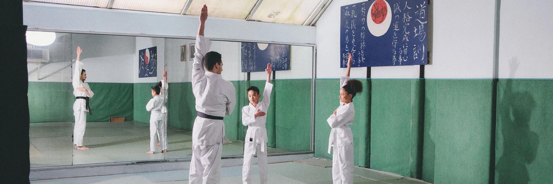 Dzieci ćwiczące na treningu judo