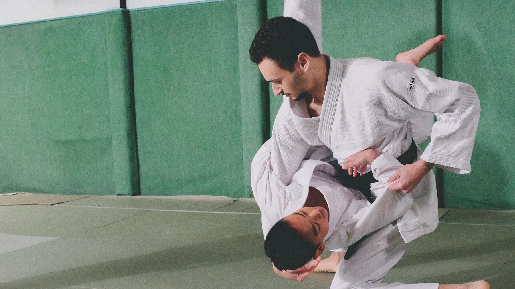 Unterschied Judo und Karate – Judoka beim Wurftraining auf der Matte