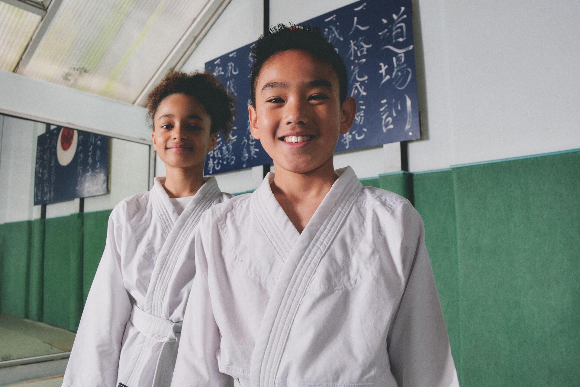 Dzieci w kimonach na treningu judo