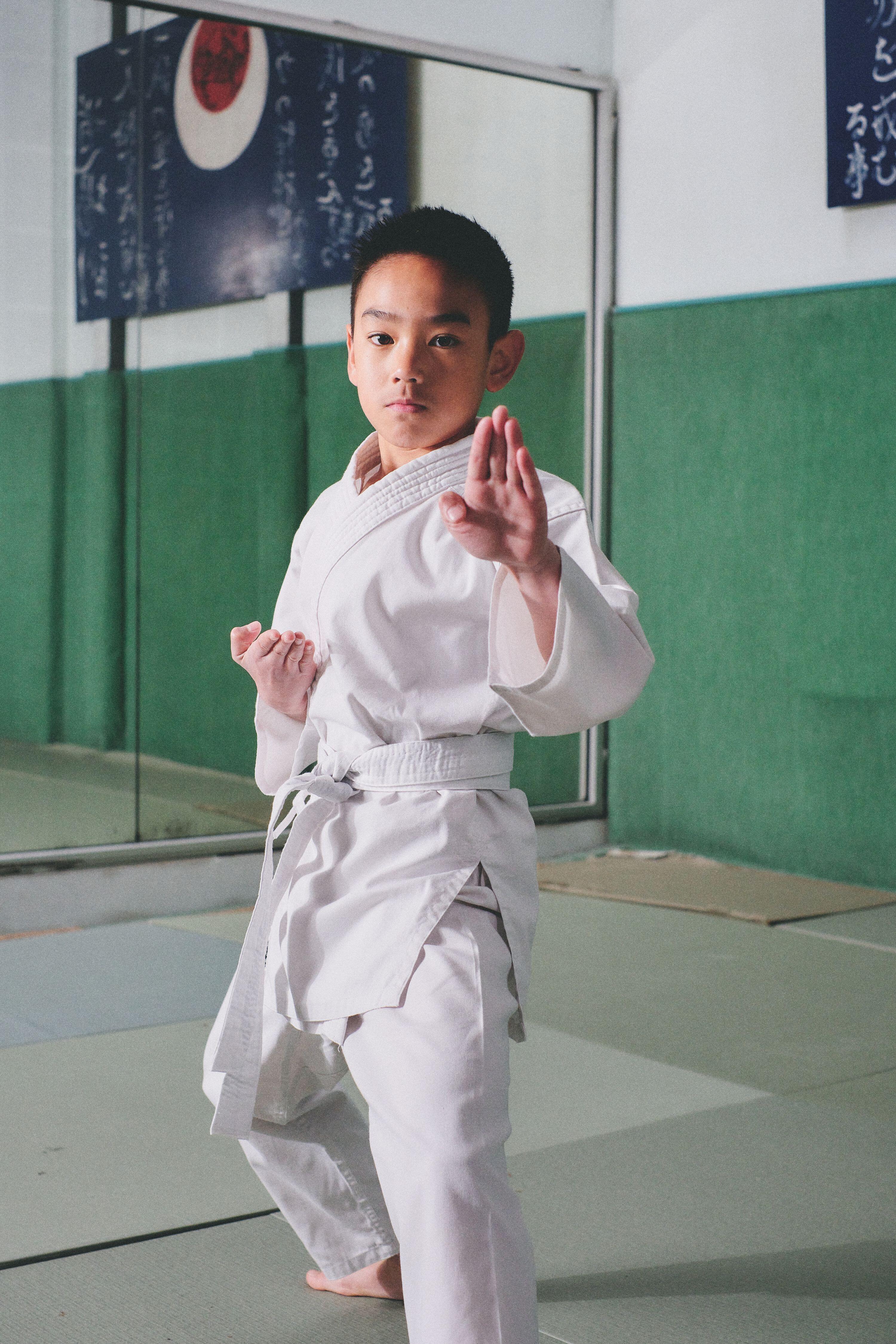 Kimono karate karategi niños Outshock 100 blanco 9/12
