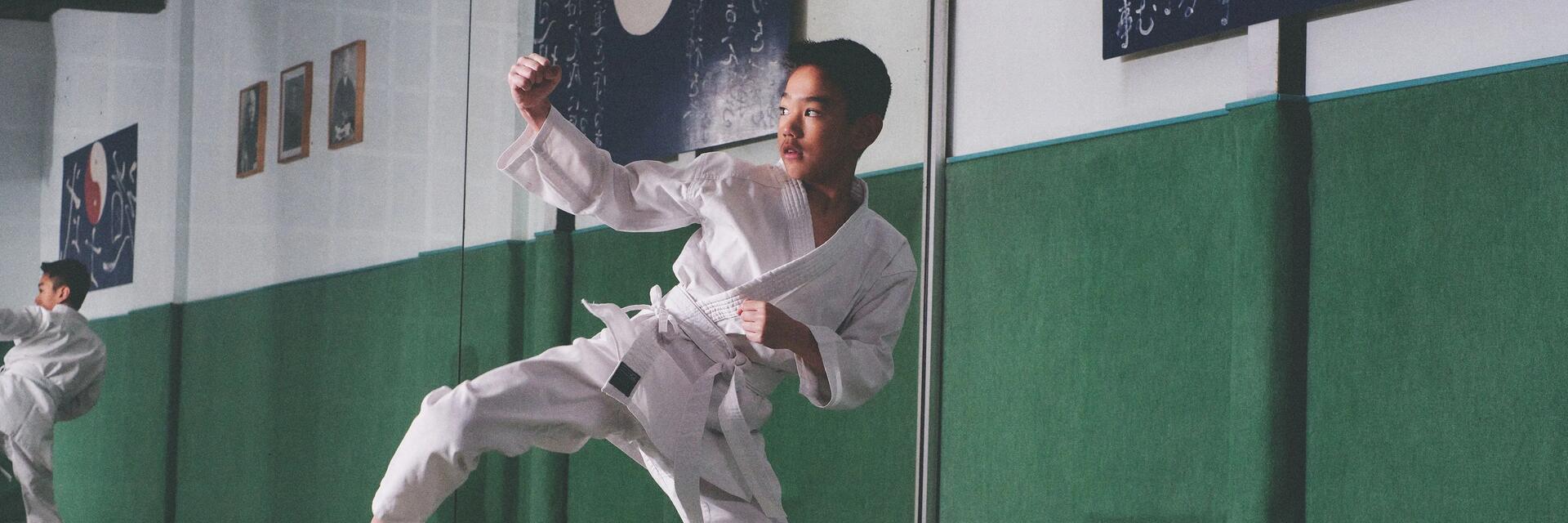 Chłopiec trenujący karate