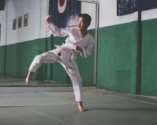 Chłopiec trenujący karate