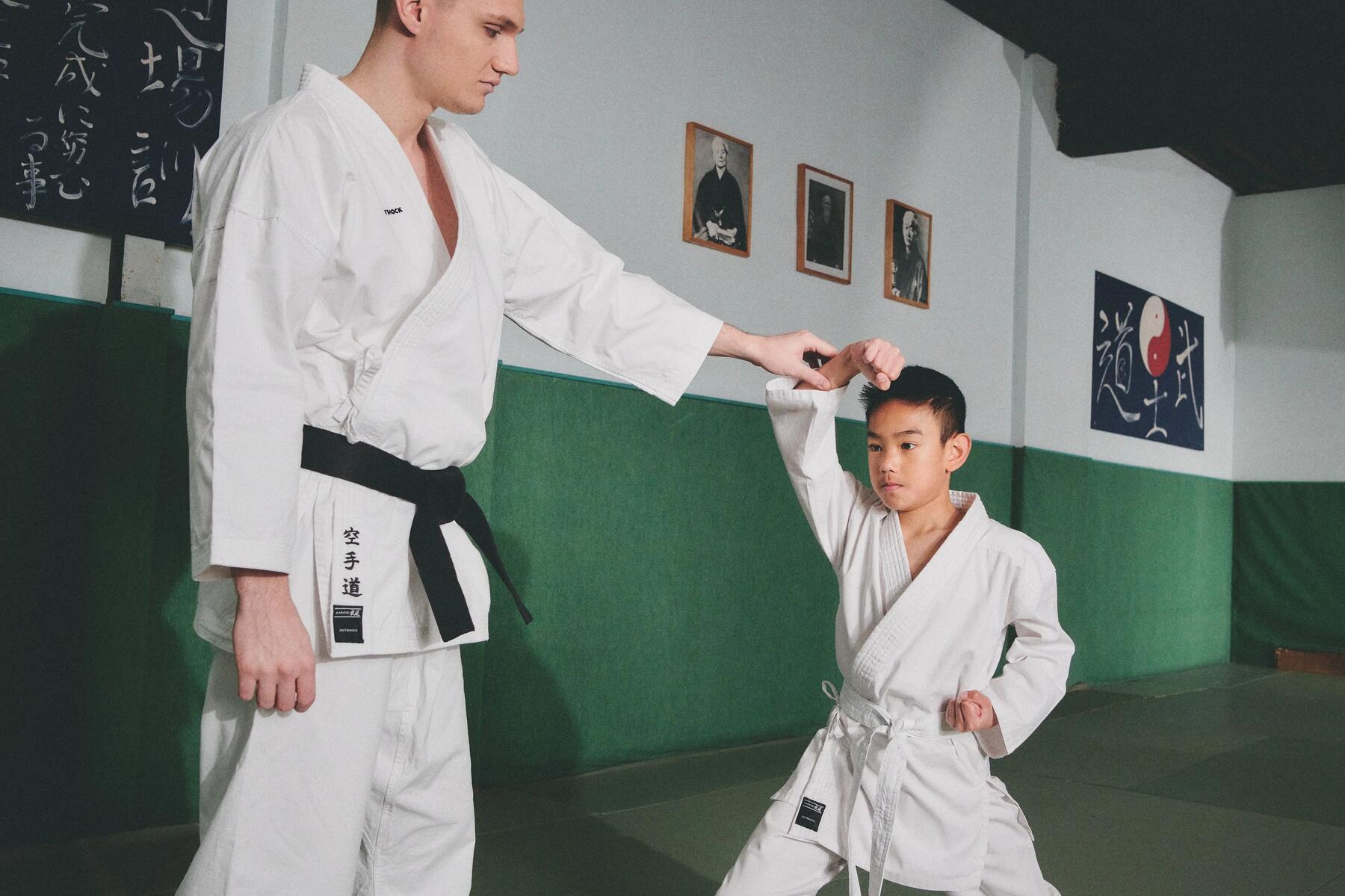 quatre enfants pratiquant le karaté