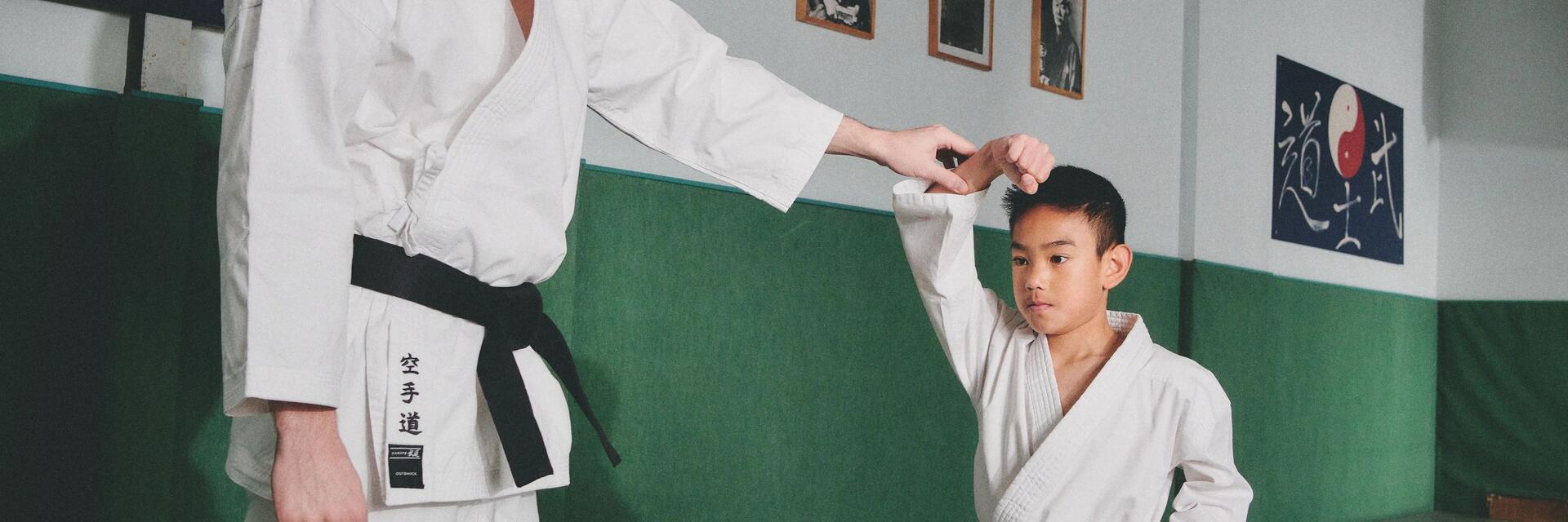 Mężczyzna trenujący karate z dzieckiem