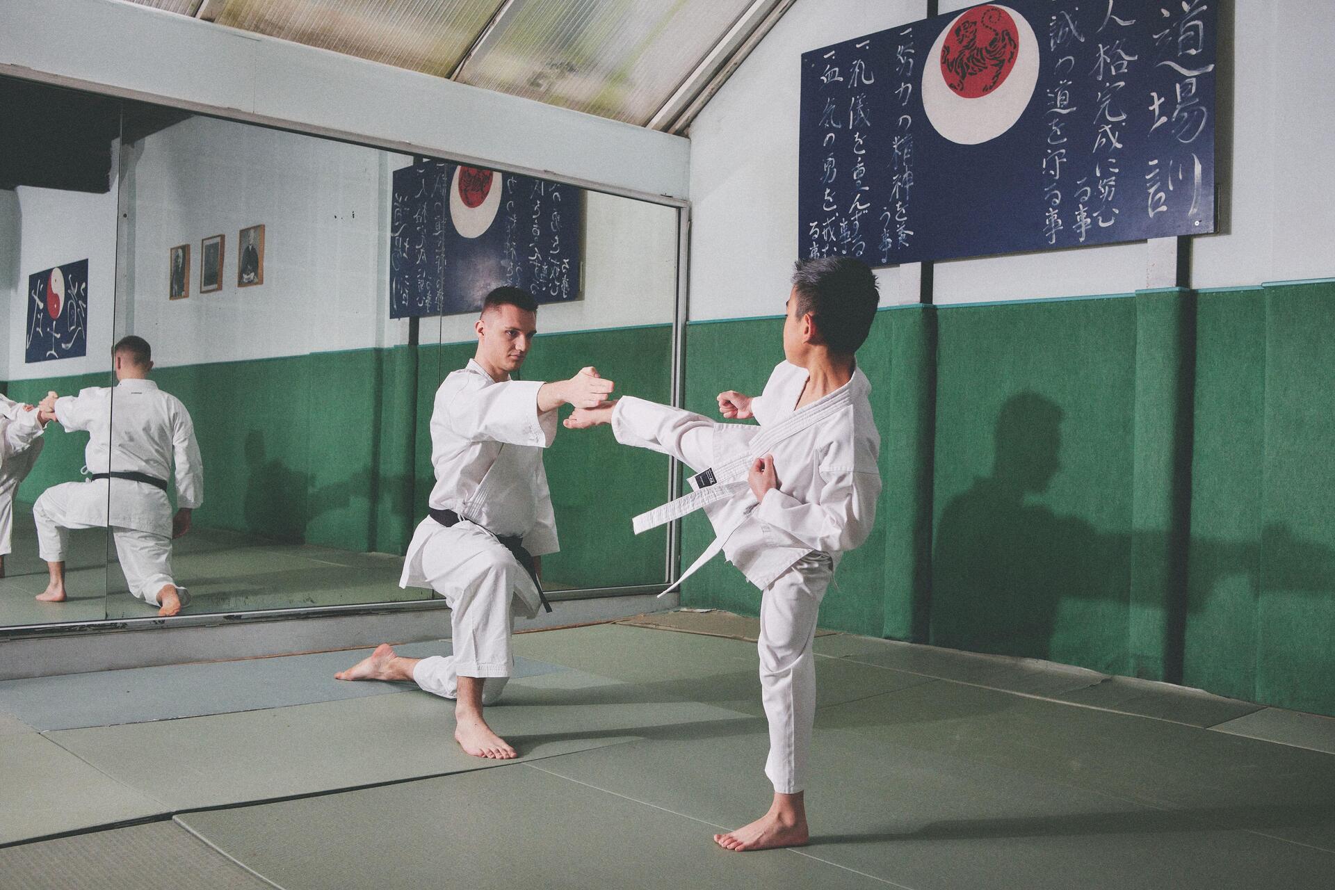 Mężczyzna i dziecko trenujący karate