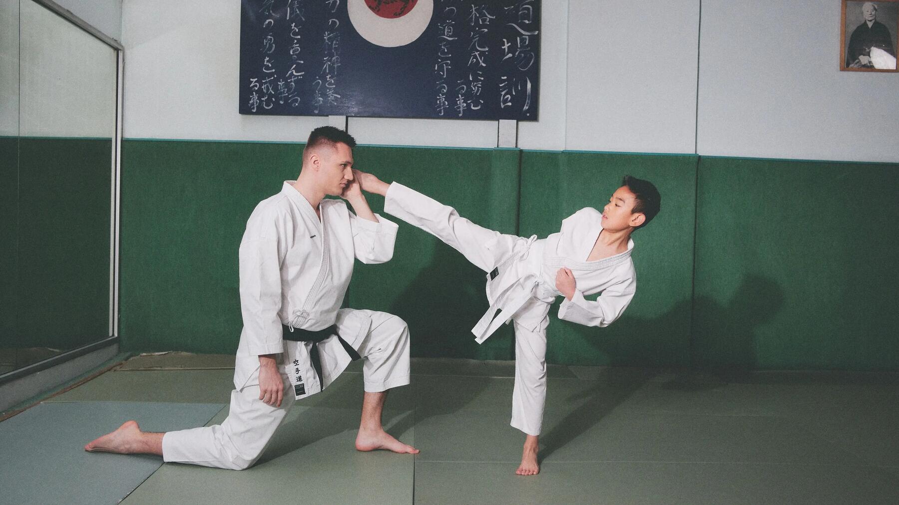 Erfahre hier die Unterschieden zwischen Karate und Taekwondo!