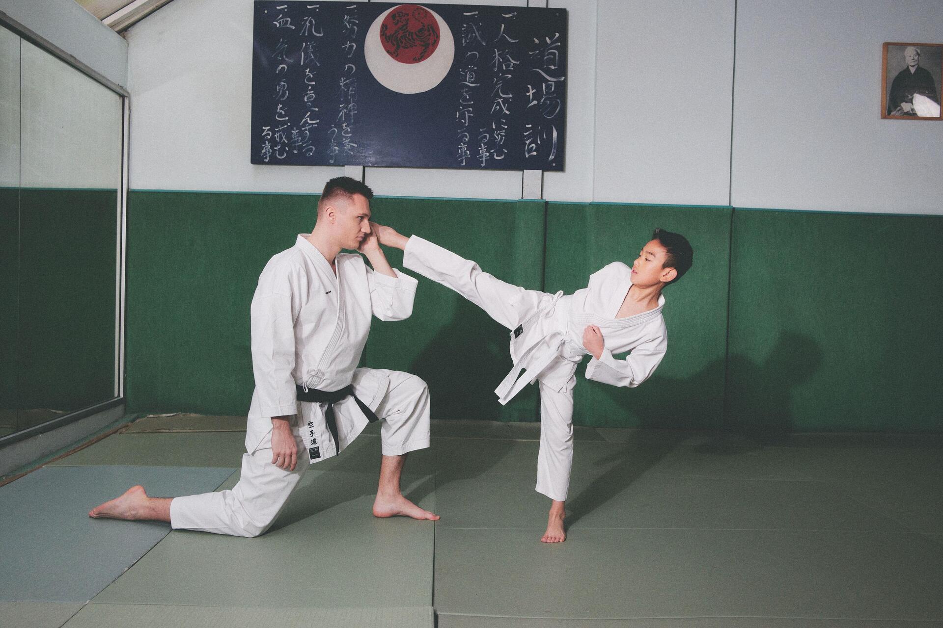 Chłopiec trenujący z trenerem techniki Shaolin kung fu