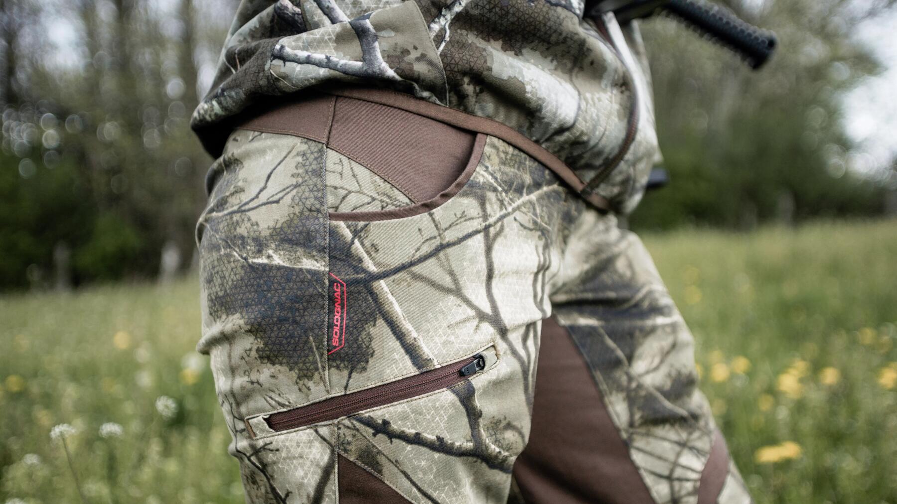 homme qui chasse avec son chien