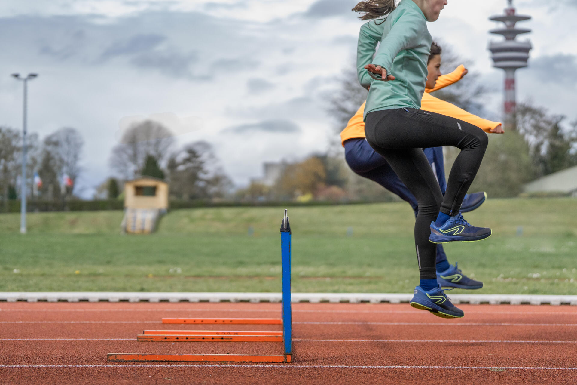 Sportowcy trenujący bieg przez płotki
