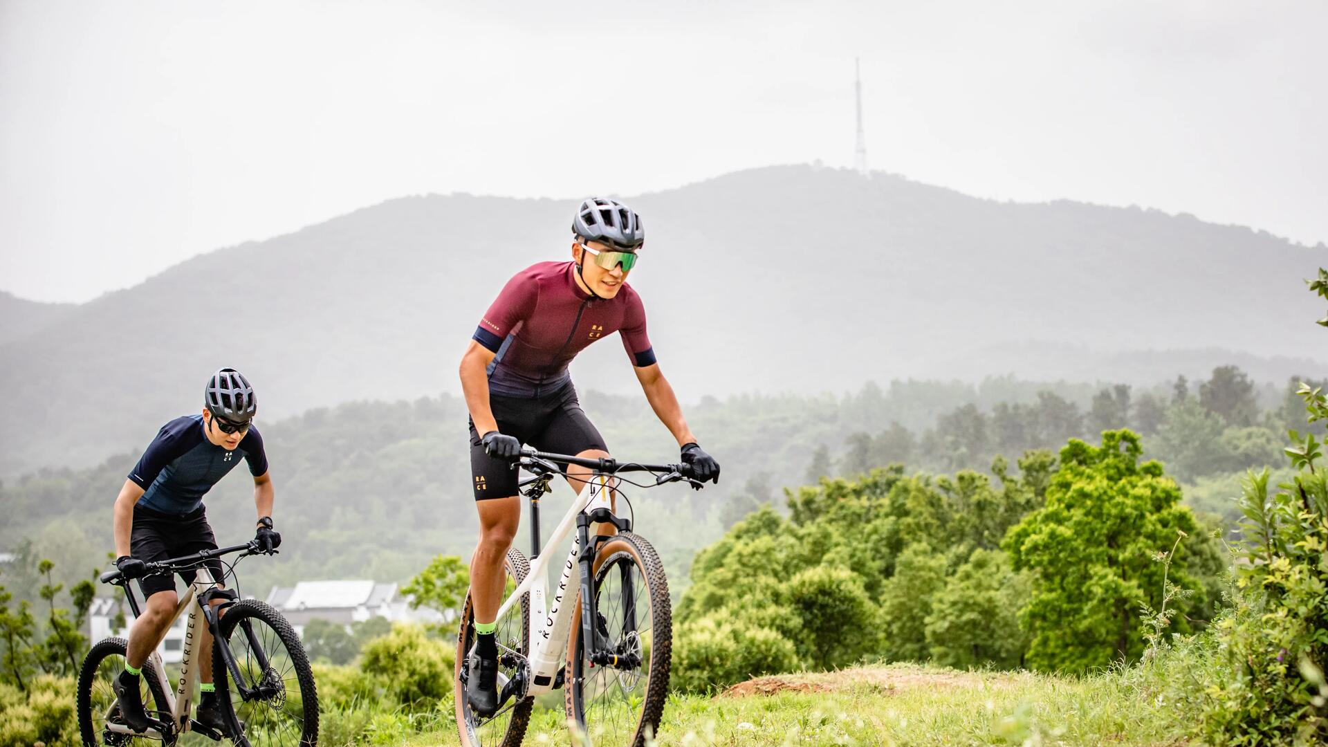 mężczyźni jadący na rowerach typu gravel w kaskach i odzieży rowerowej