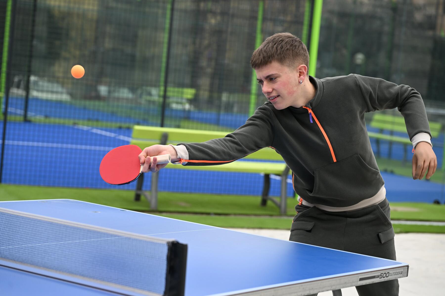 chico jugando al pingpong