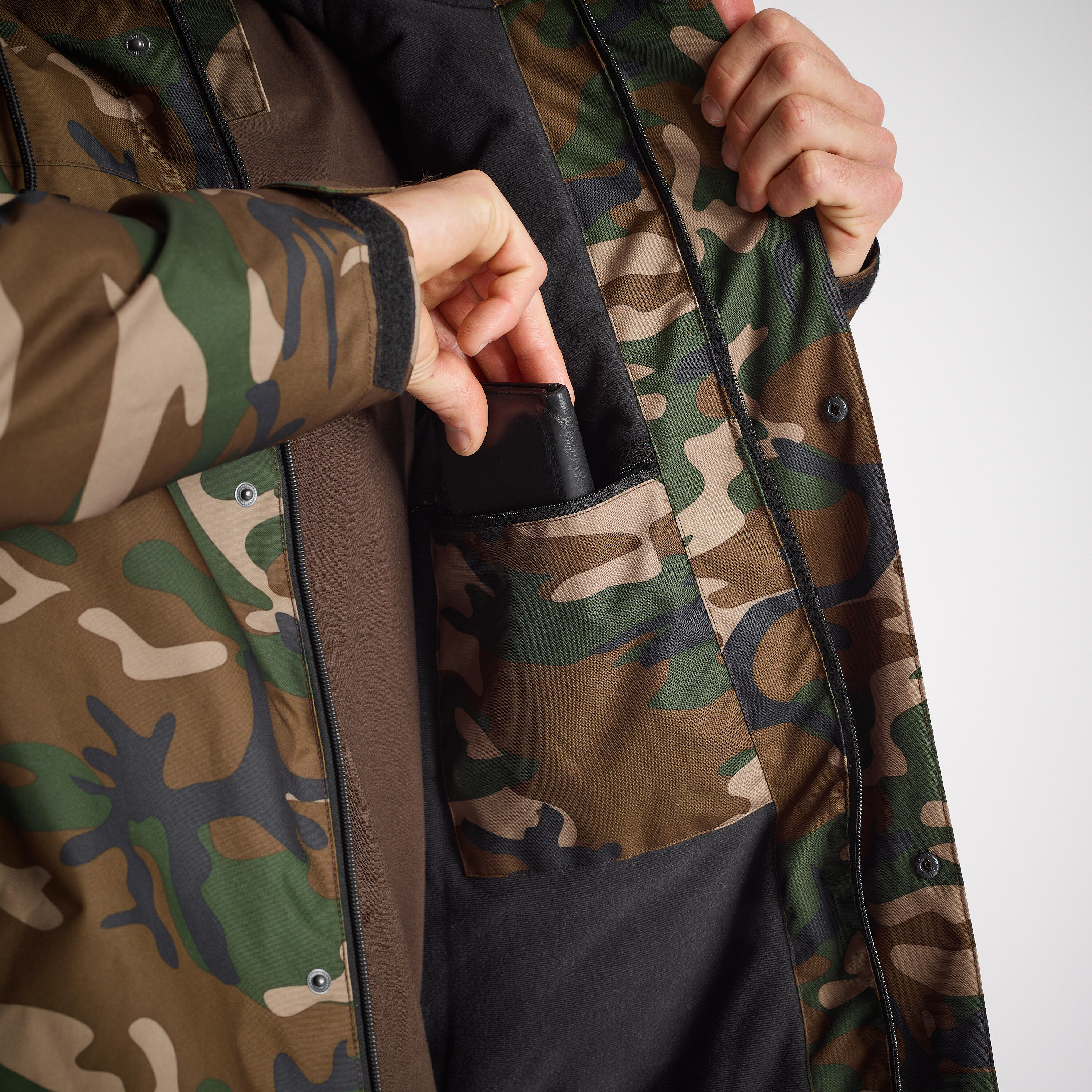 SOLOGNAC Hrejivá nepremokavá bunda 100 maskáčová woodland 3XL · záber 8
