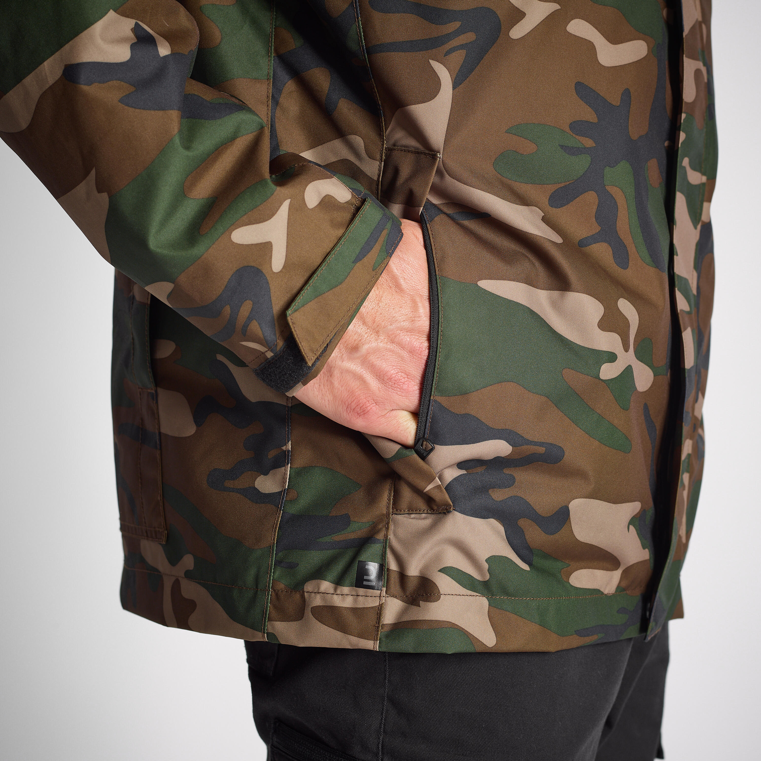 SOLOGNAC Hrejivá nepremokavá bunda 100 maskáčová woodland 3XL · záber 7