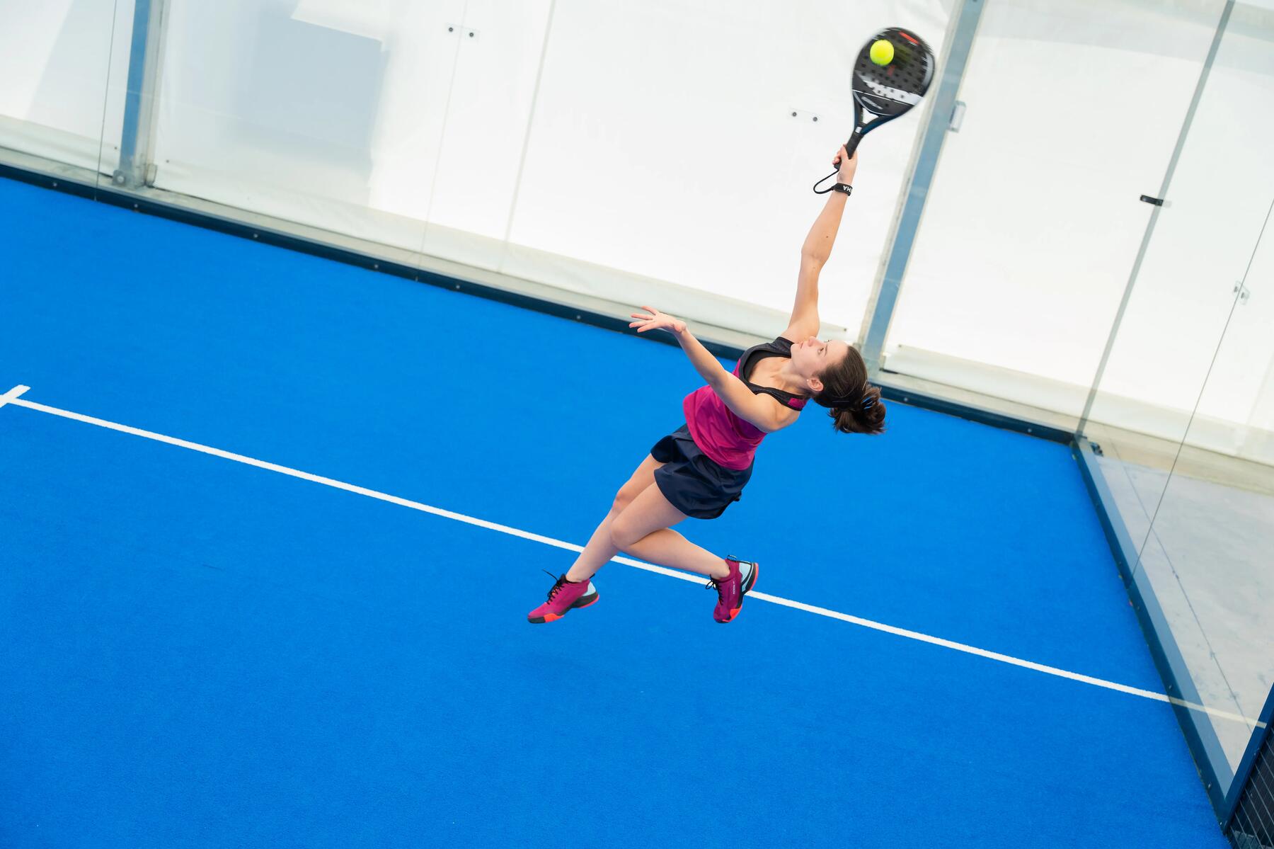 Vrouw die een padel smash slaat