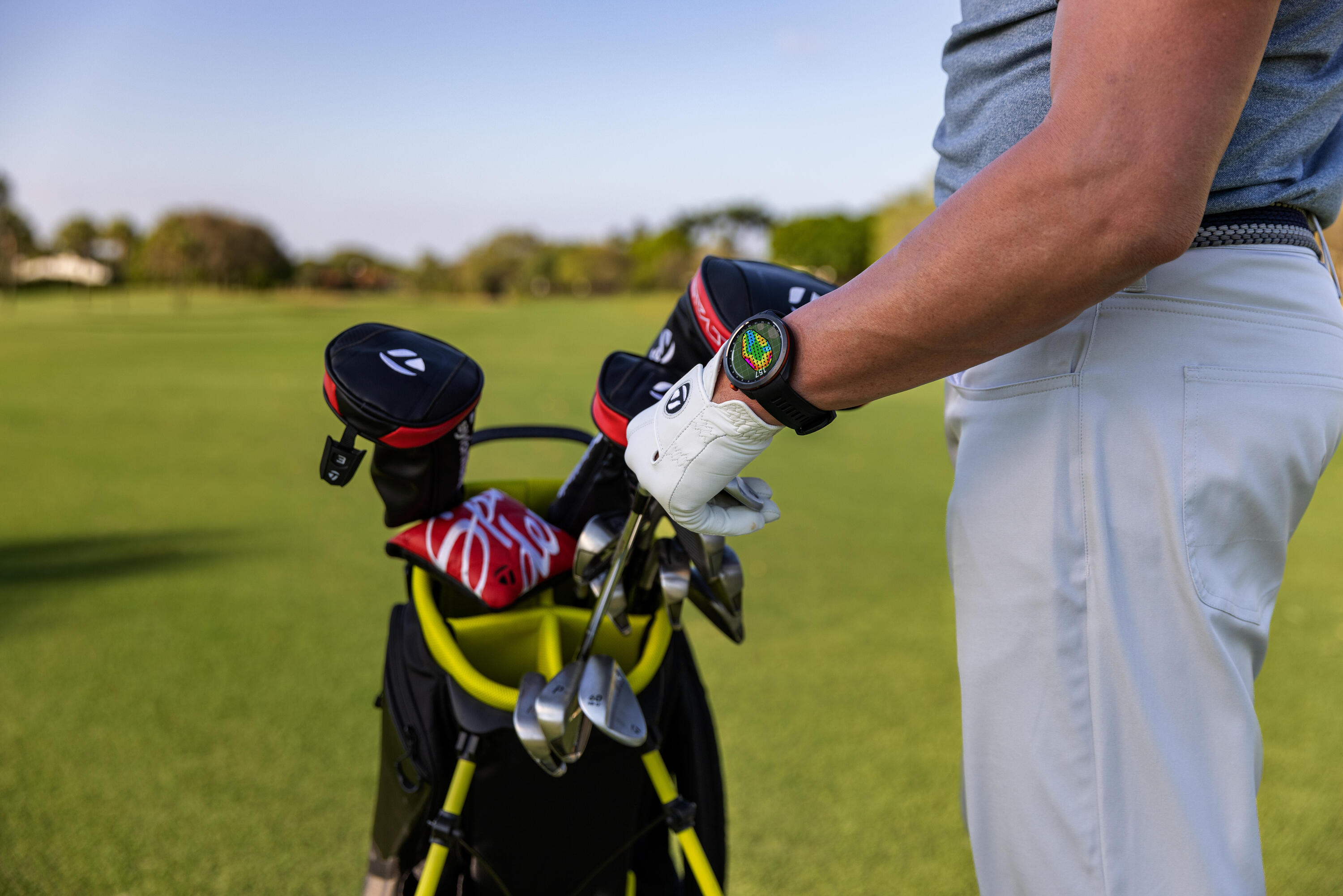 Un joueur de golf avec sa montre GPS golf au poignet