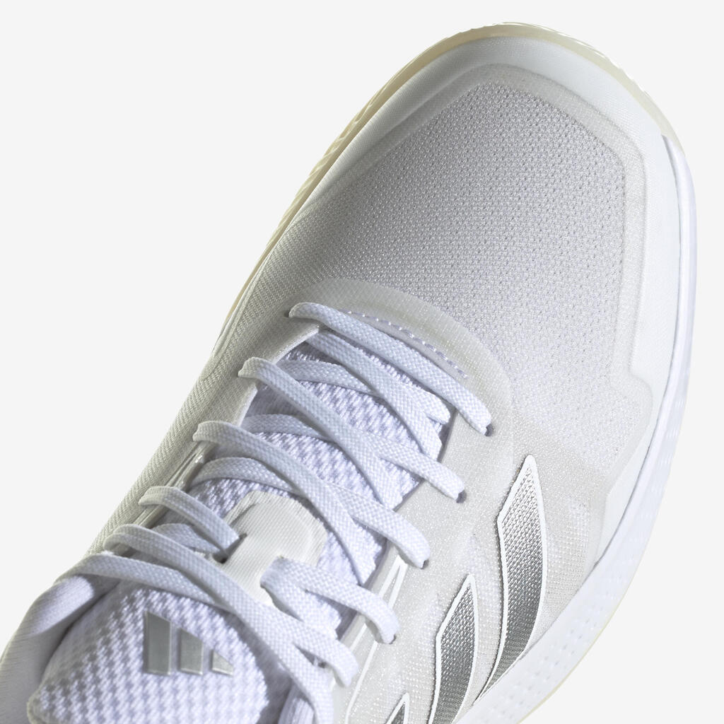 Sieviešu māla seguma laukumu tenisa apavi “Defiant Speed”, balti, sudraba