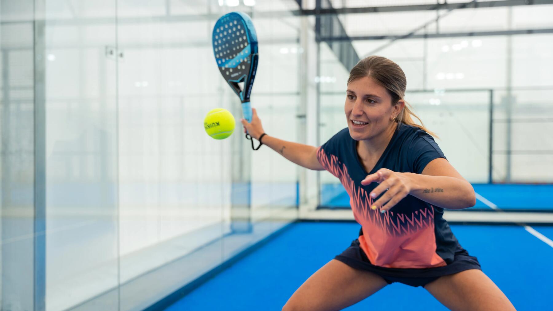 mujer jugando a padel