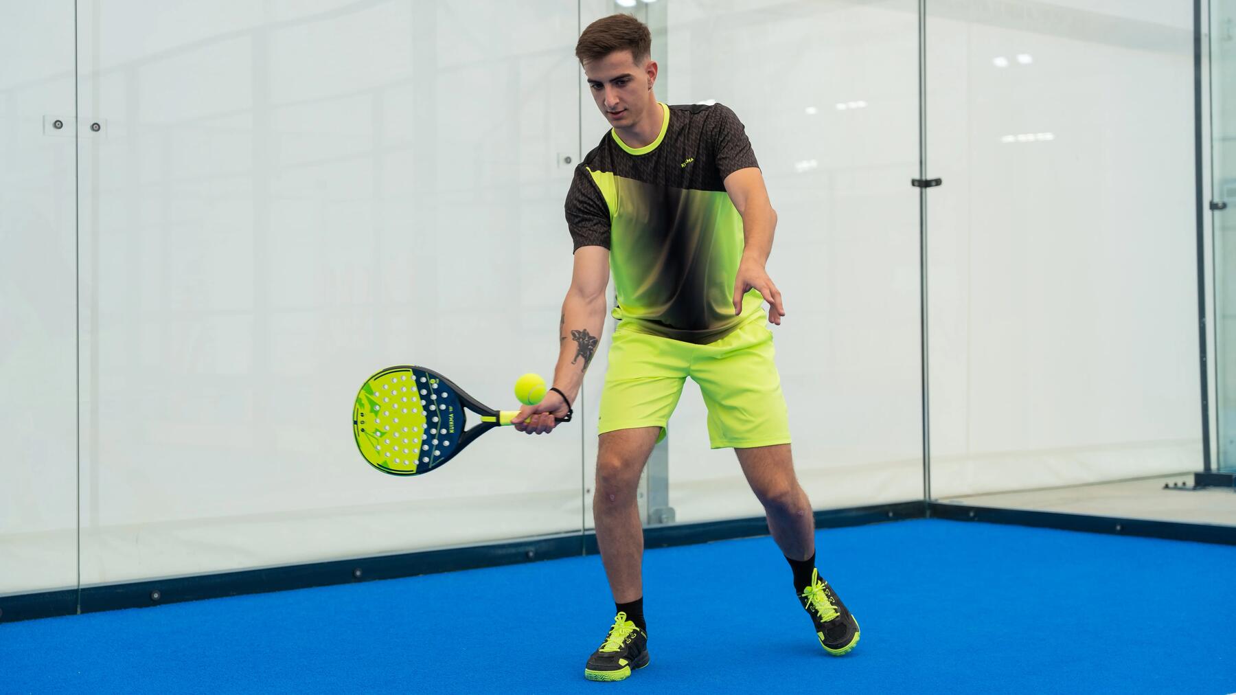 Man die een padel service slaat