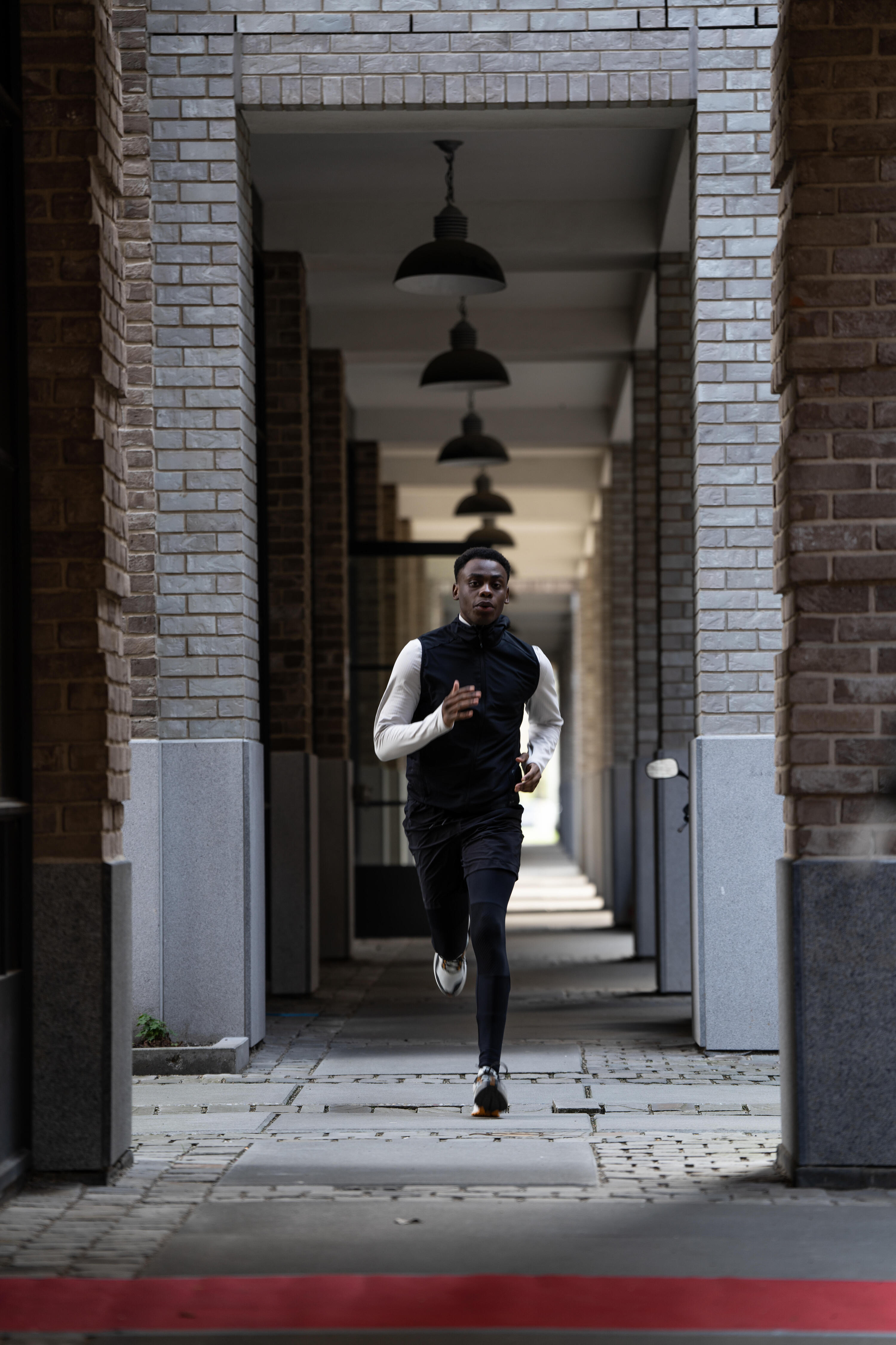 Veste coupe vent sans manche de running Homme - KIPRUN Run 100 Noire 8/9