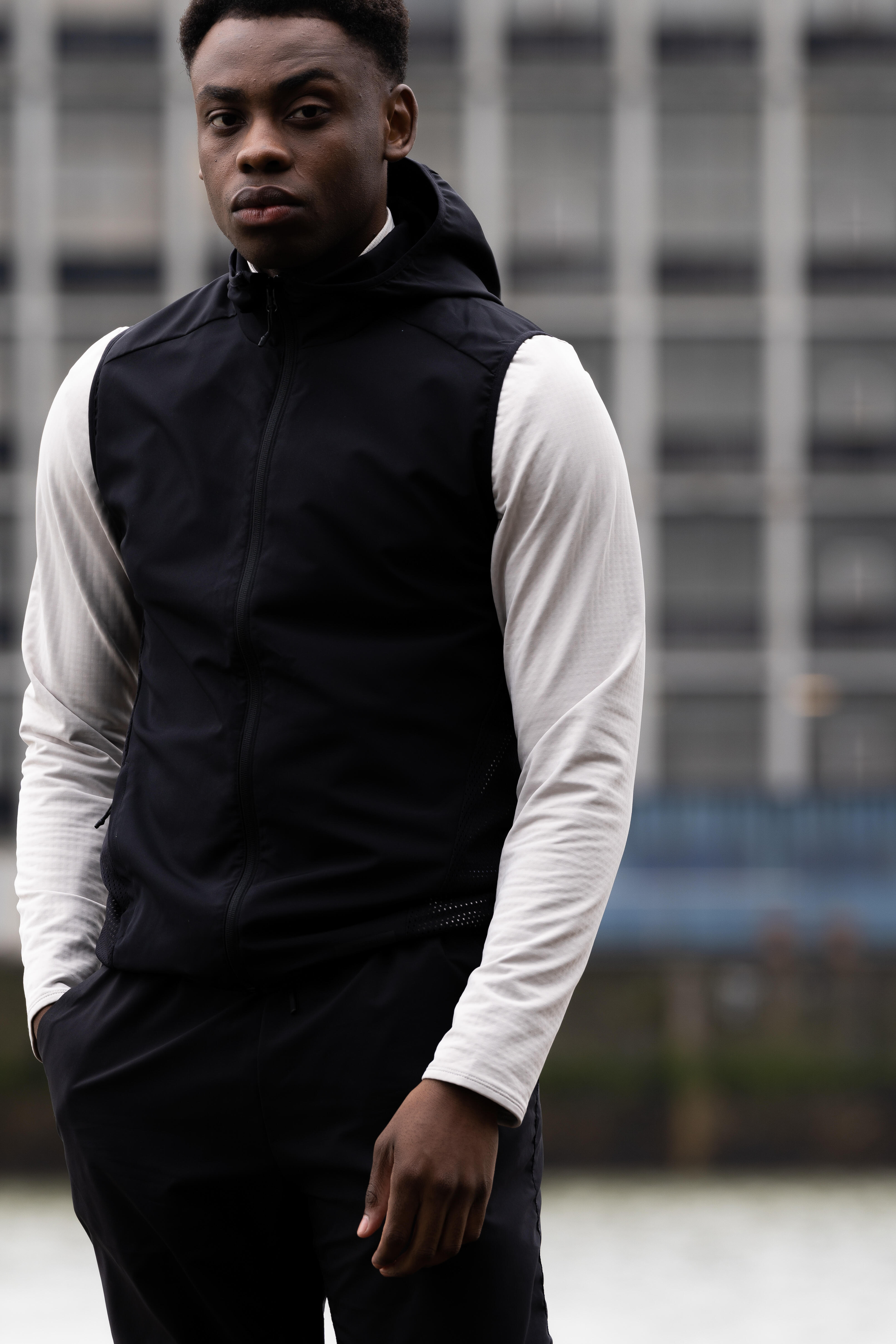Men s Windproof Running Sleeveless Jacket KIPRUN Run 100 Black