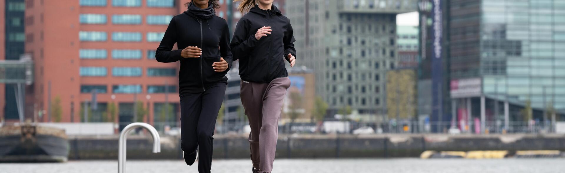 Duas mulheres a correr na cidade.