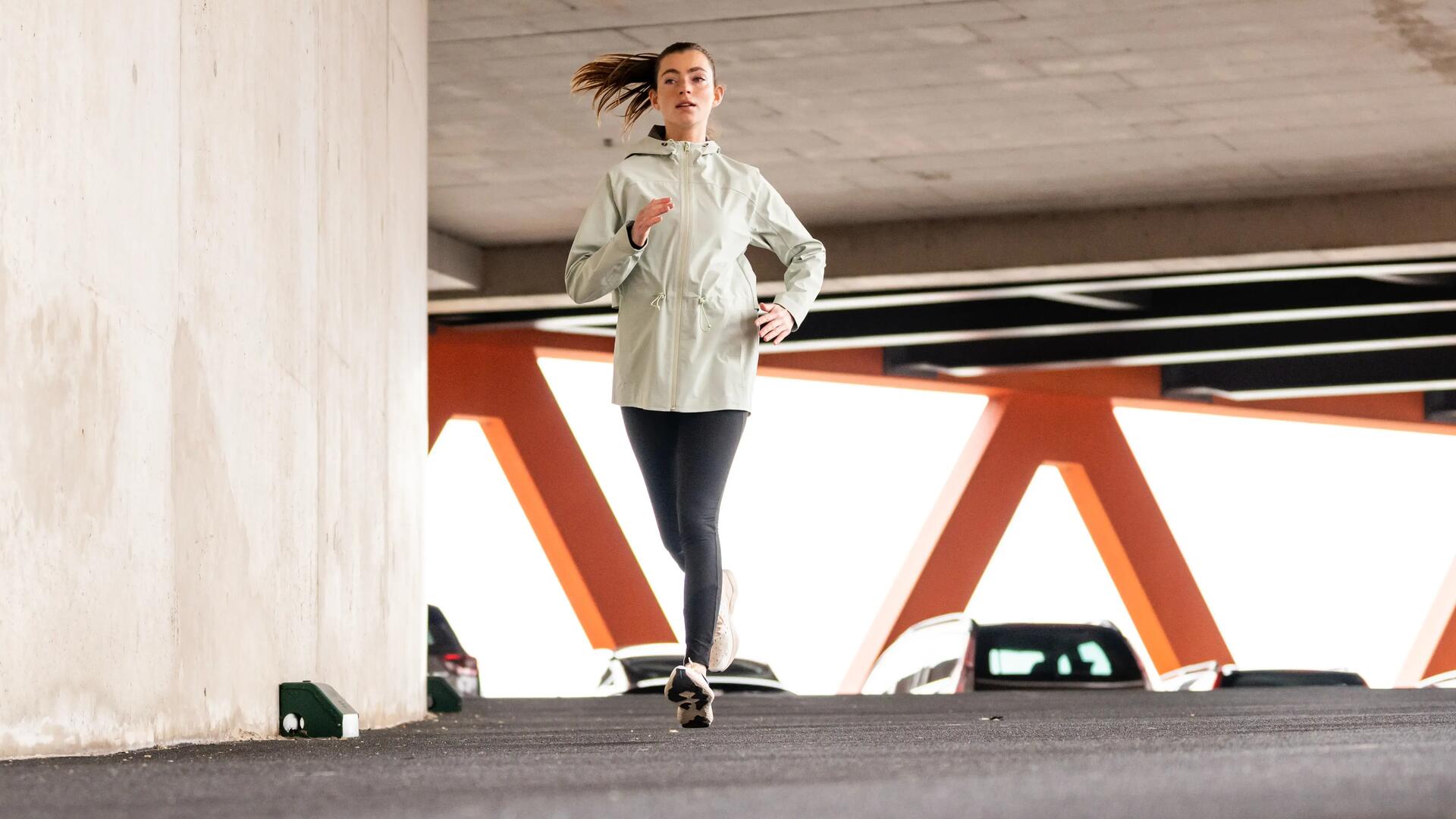 couple-running-femme