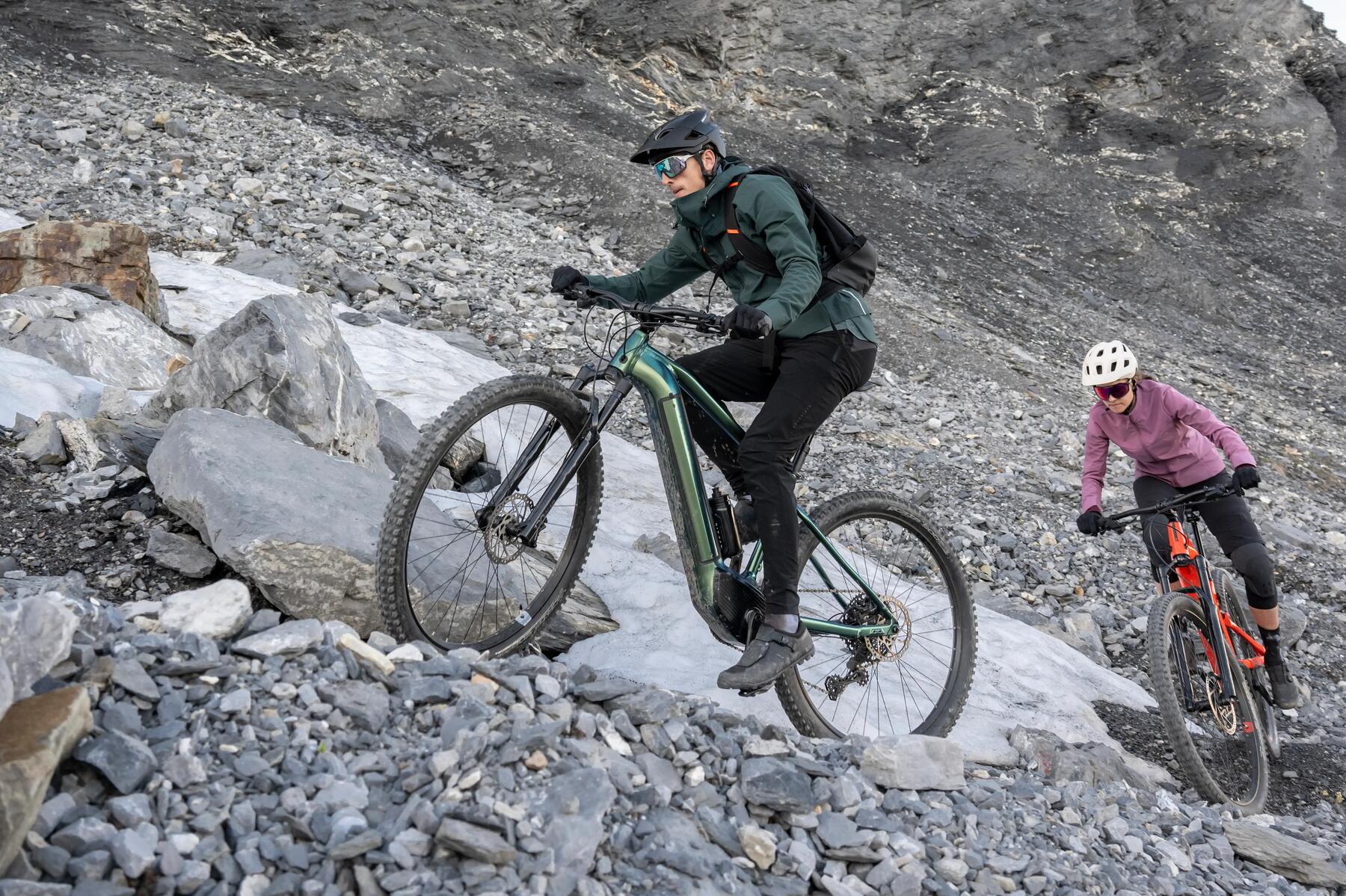 e pessoas a pedalar de btt