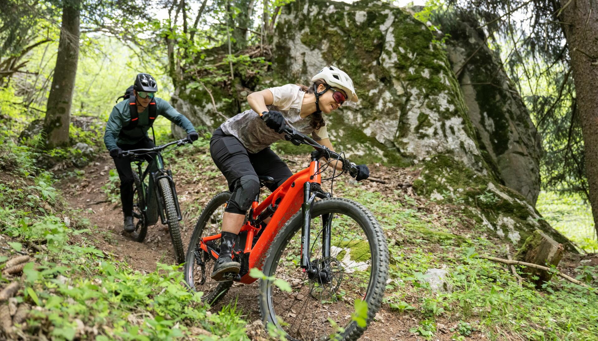 Kobieta i mężczyzna zjeżdżający na rowerach mtb z widelcem z amortyzacją