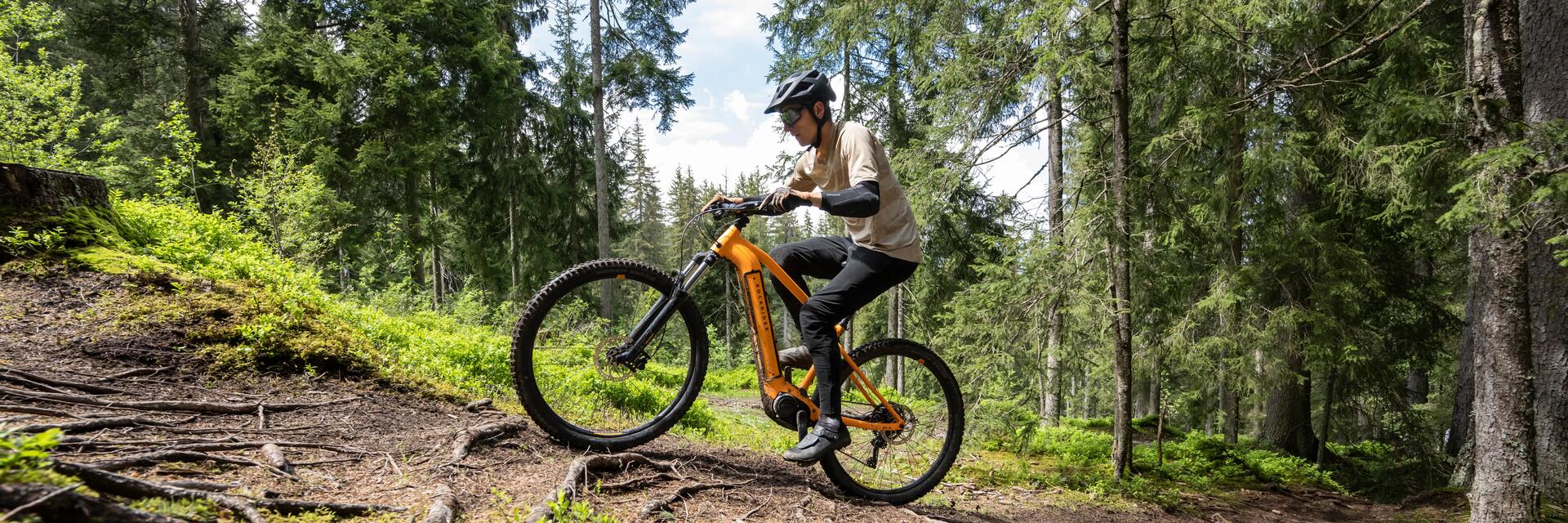 Uomo che pedala in mezzo alla natura su una MTB