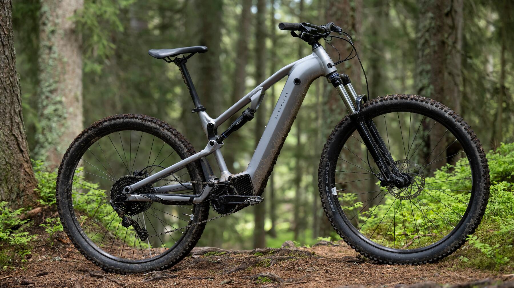 Ein silbernes E-Bike mit dicken Reifen