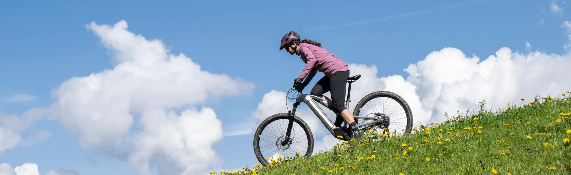 Kobieta zjeżdżająca z góry na e-bike'u