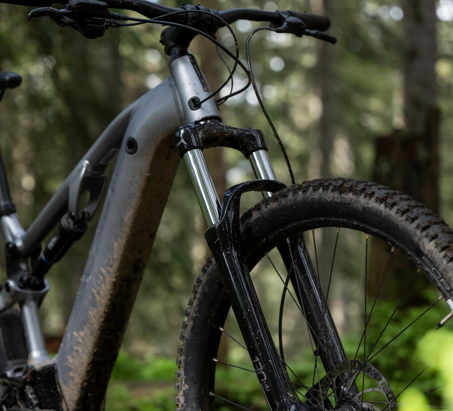 Ein E-Bike ist durchs Gelände gefahren und voller Dreck