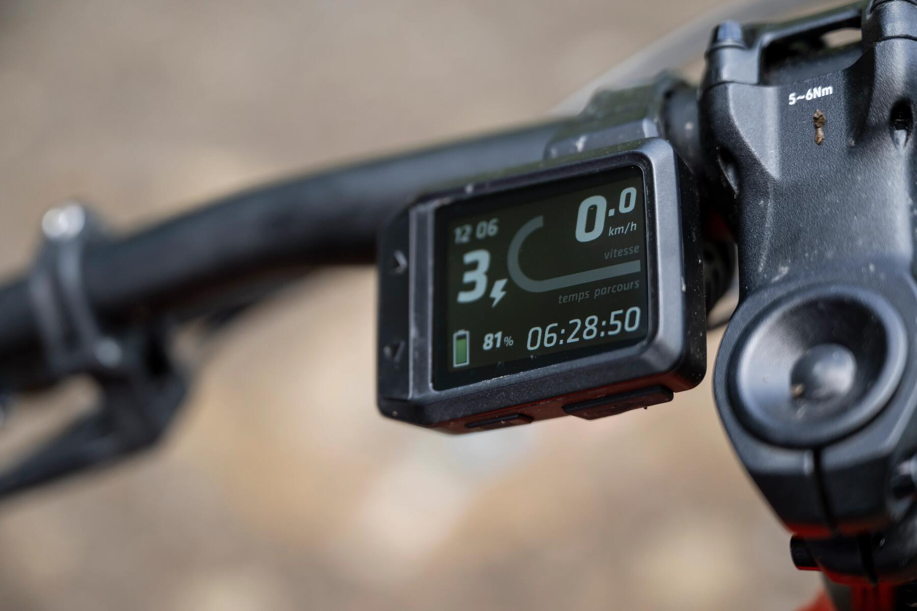 Display di comando di una MTB a pedalata assistita - Consigli Sport DECATHLON