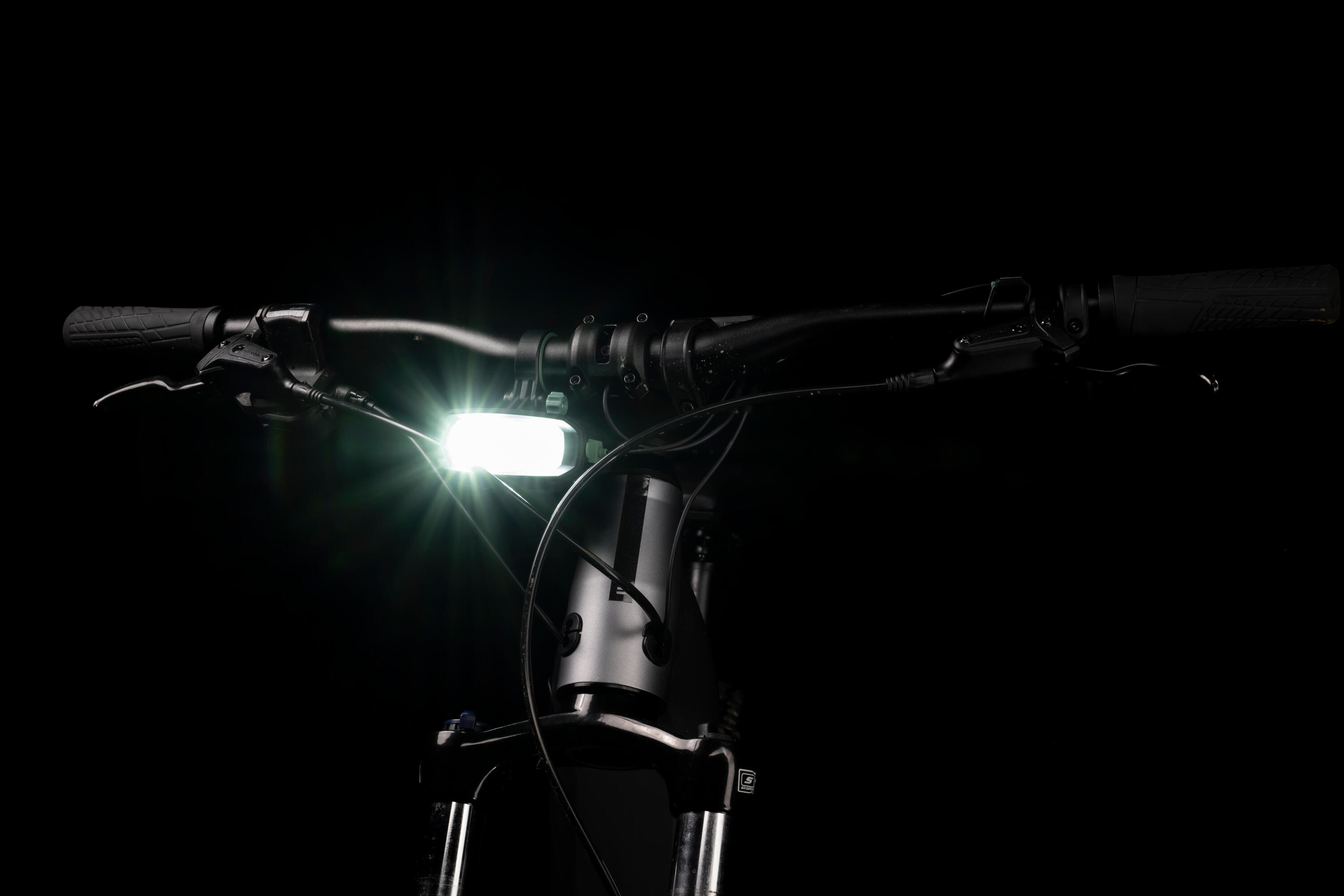 Lampka rowerowa Elops FL940 do jazdy off-road 12/18