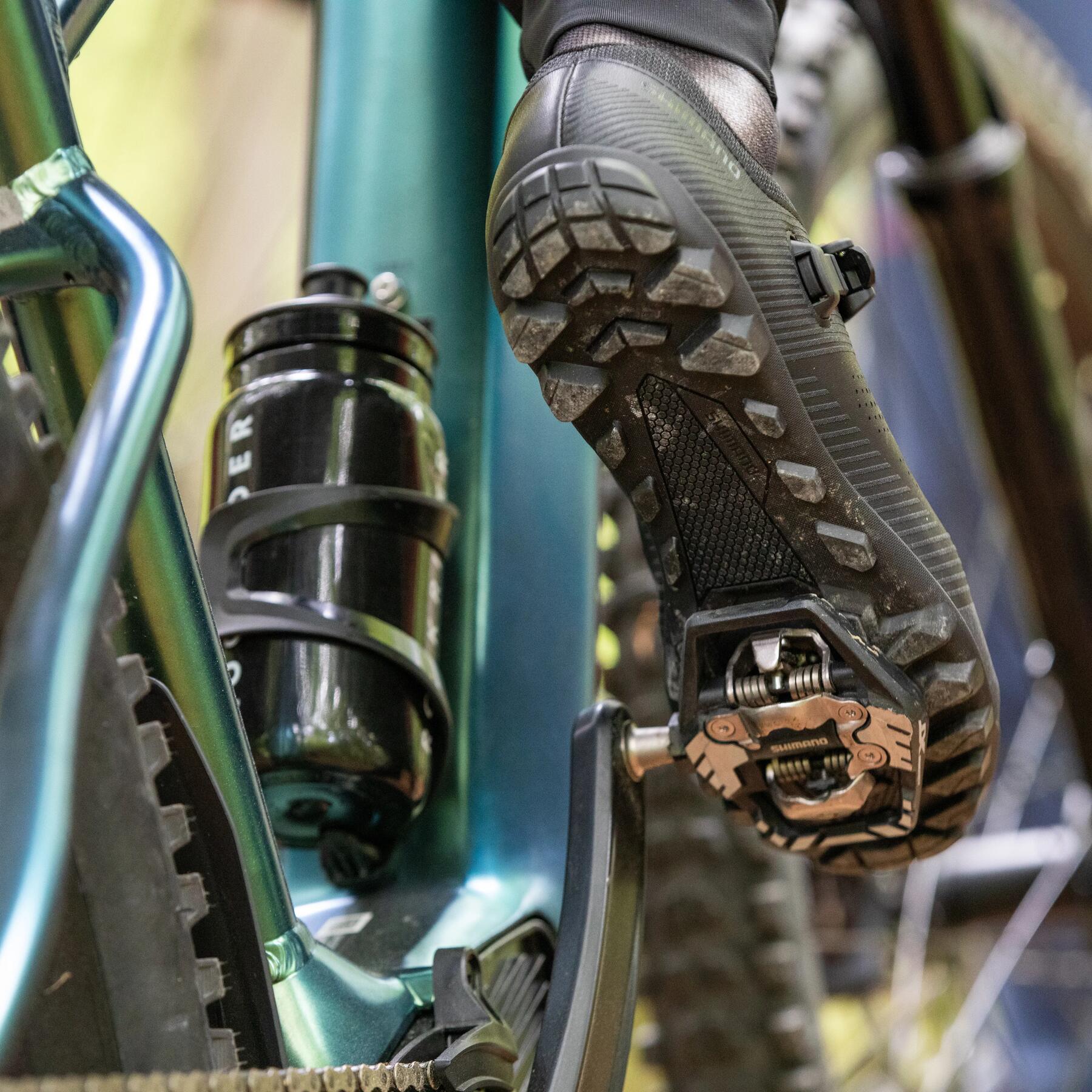Wie stelle ich die Pedalplatten an meinen Rennradschuhen richtig ein?