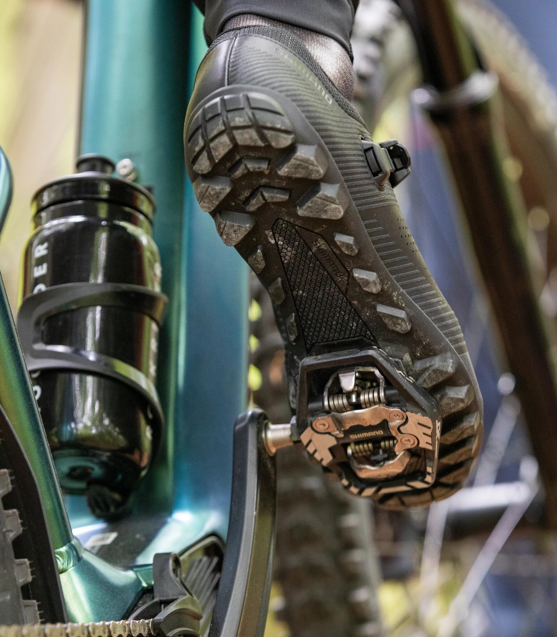 Wie stelle ich die Pedalplatten an meinen Rennradschuhen richtig ein?