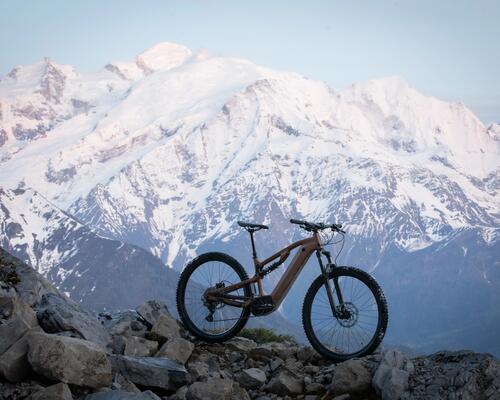 Ein E-Bike steht vor den Bergen