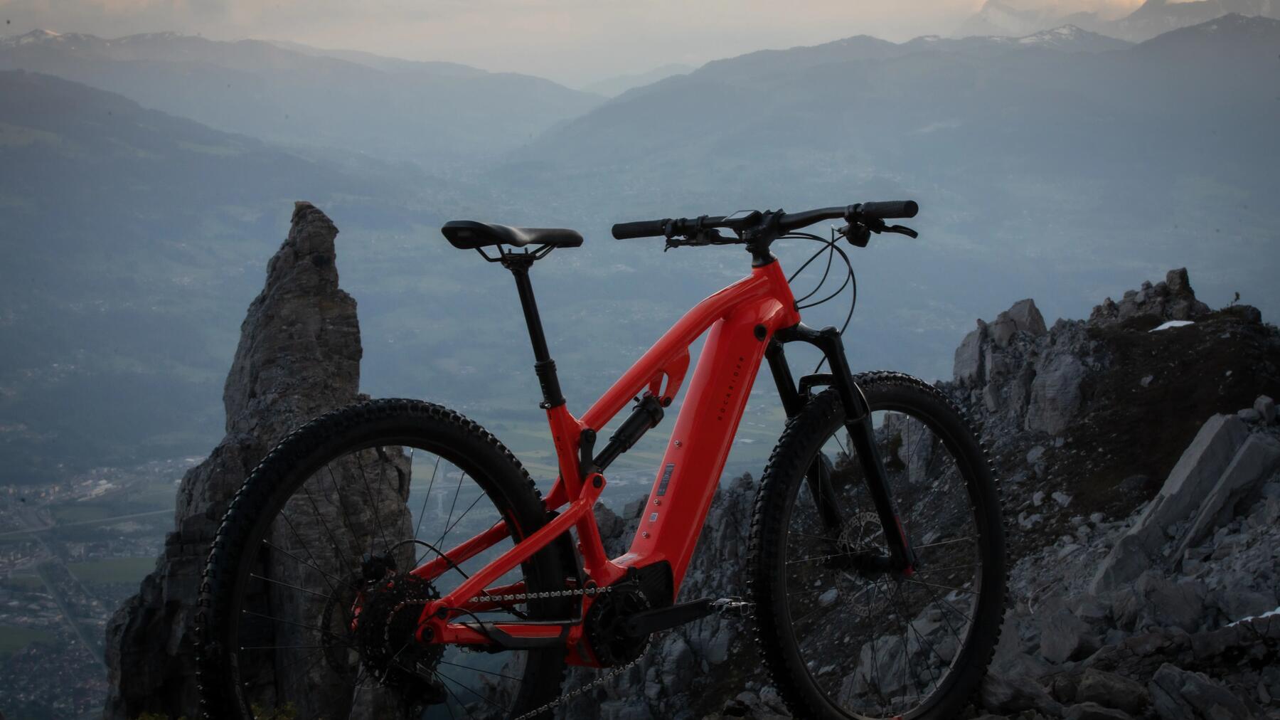Ein E-Mountainbike steht im Gebirge