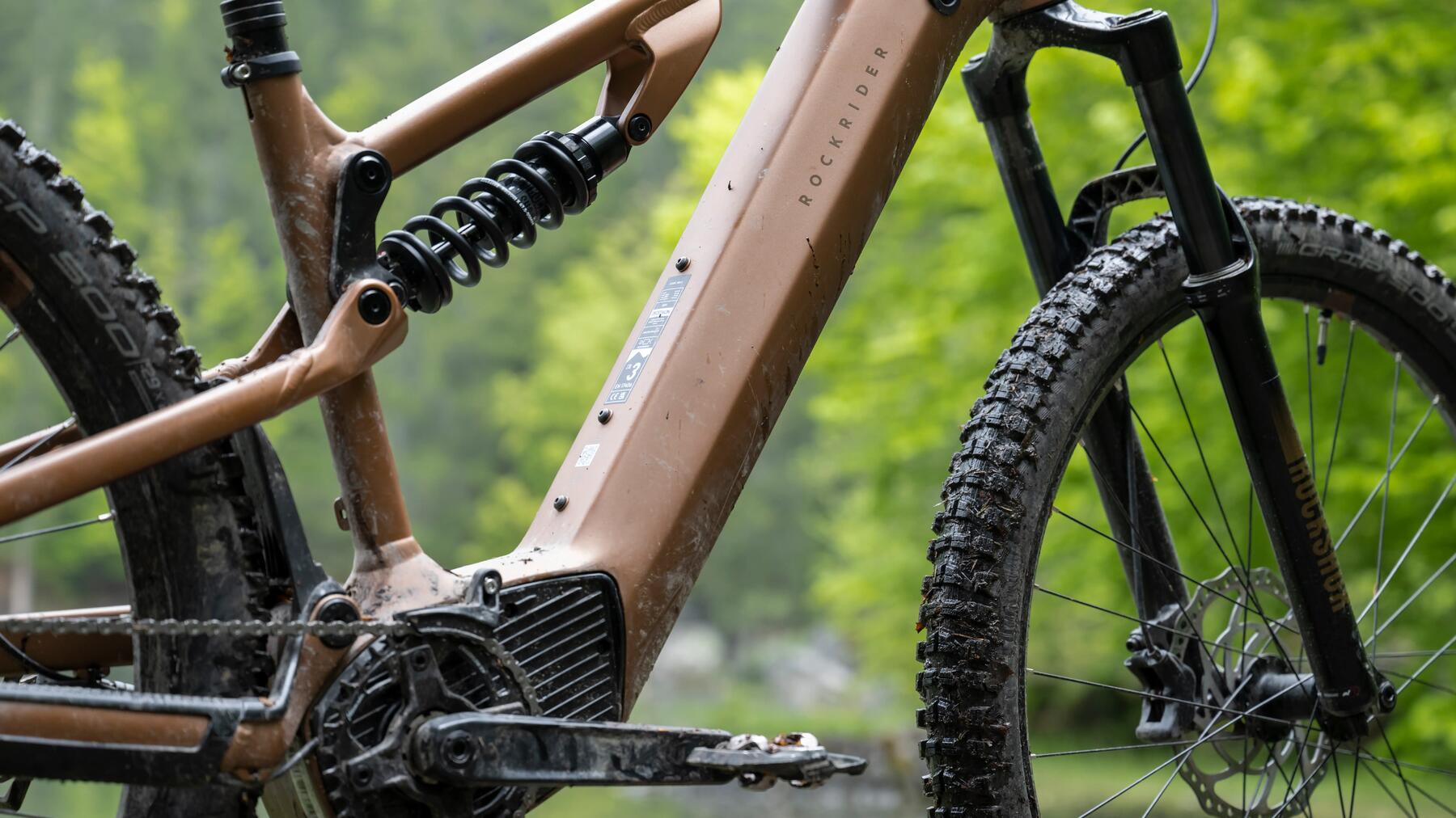 Ein bronzenes E-Bike mit dicken Reifen