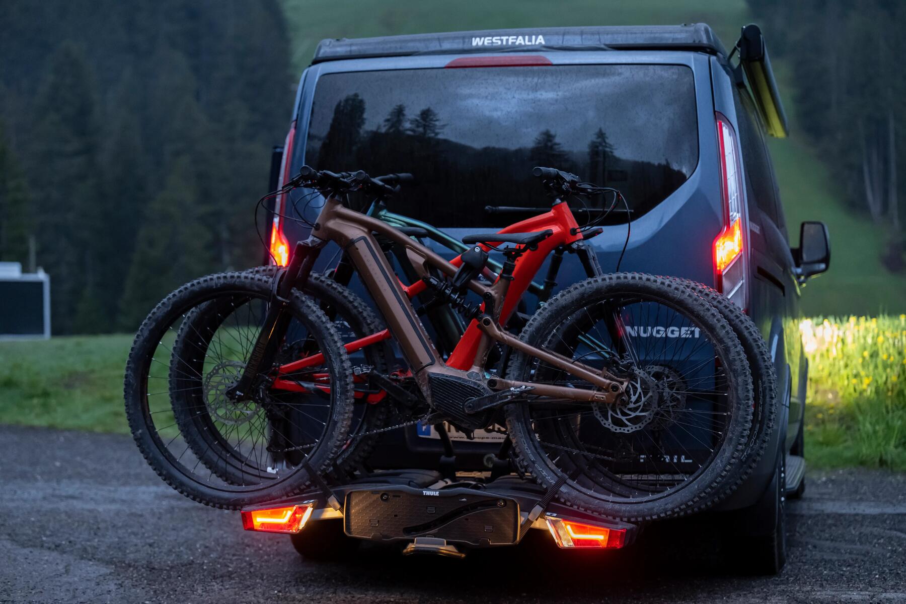 E-Bikes sind auf einer Halterung an einem Van