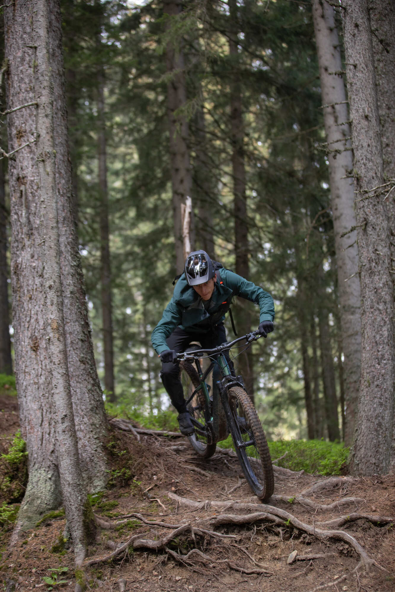 Cyklista na horskom celoodpruženom bicykli Decathlon
