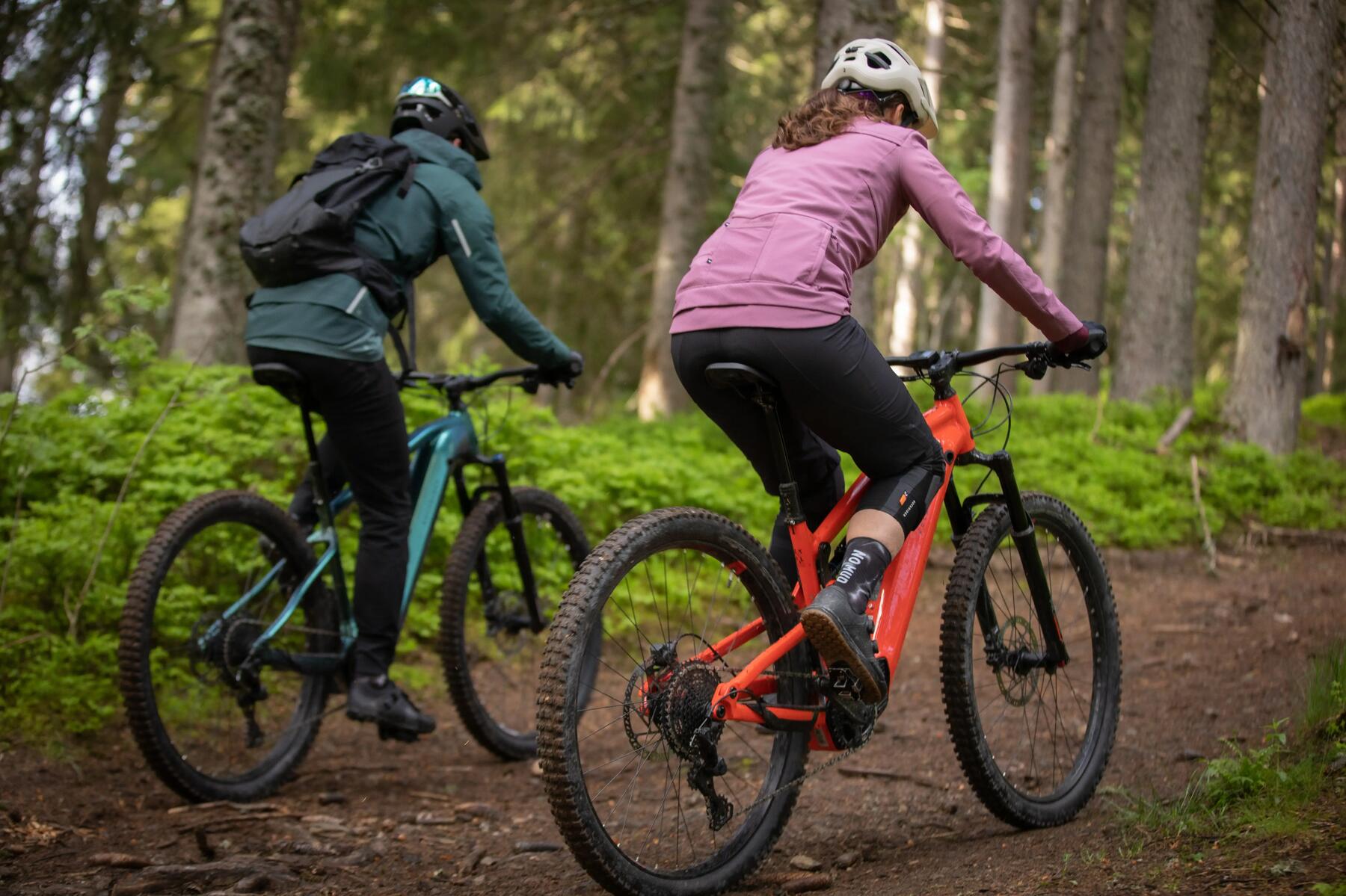 e pessoas a pedalar de btt