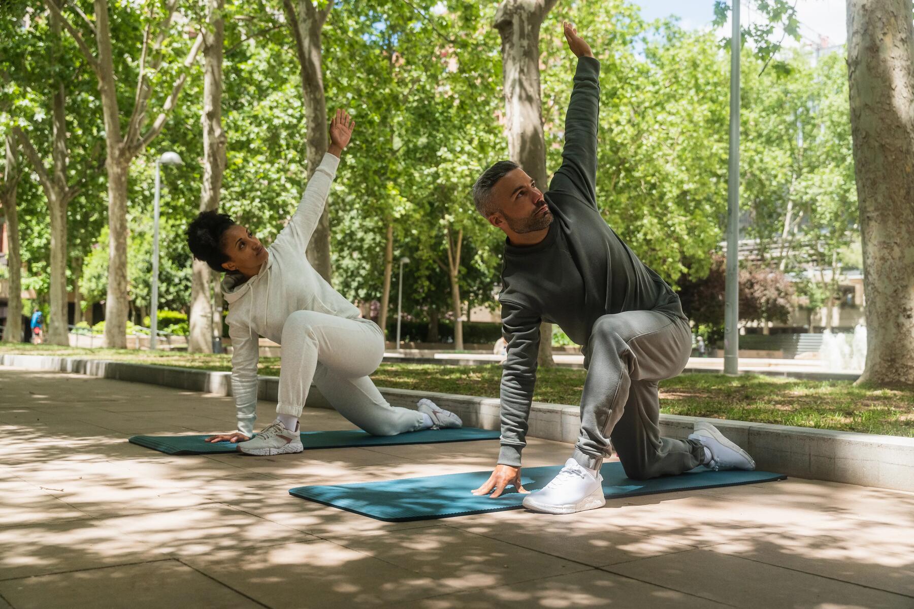 pareja estirando músculos en el parque