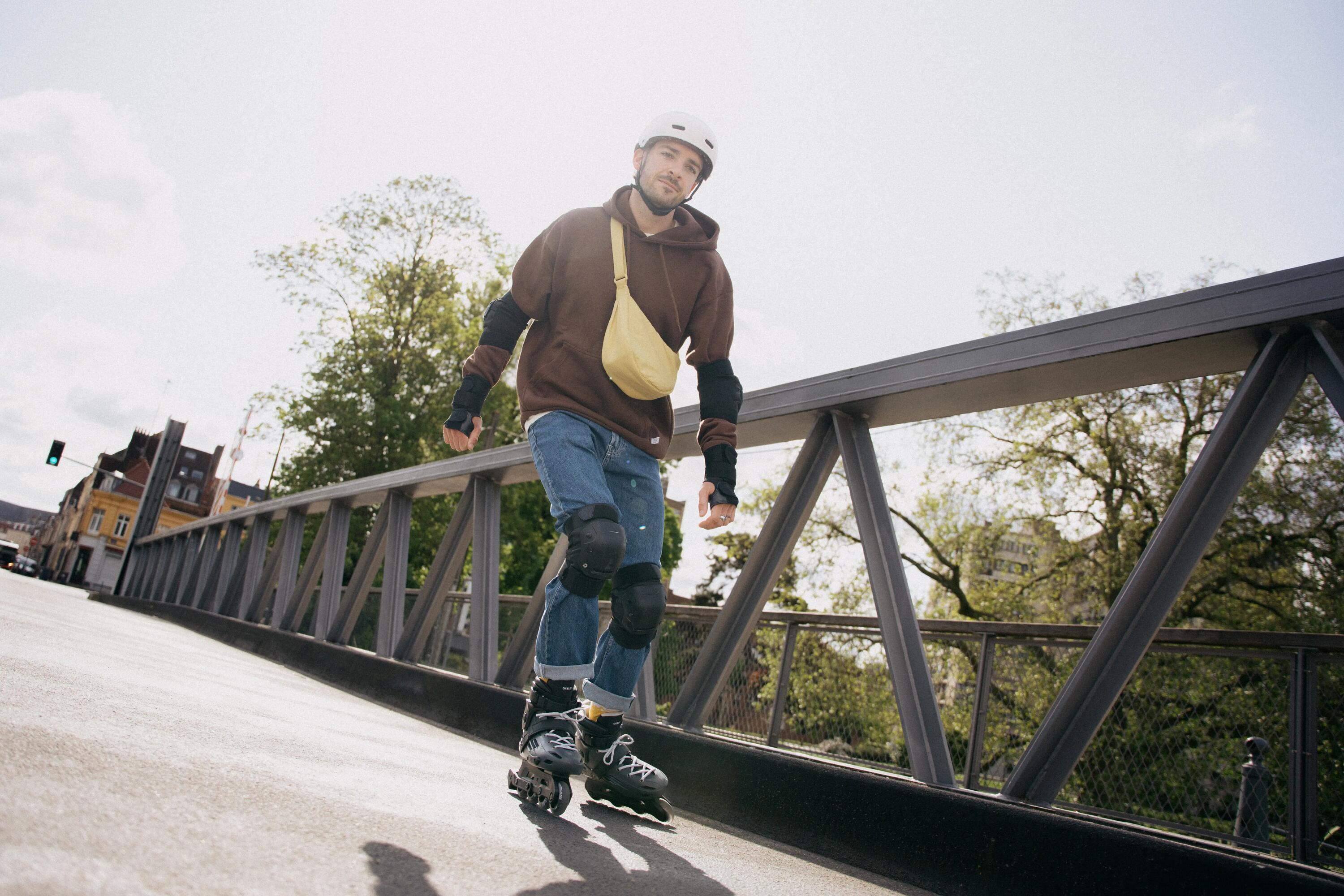 Persona desplazándose en patines por la ciudad