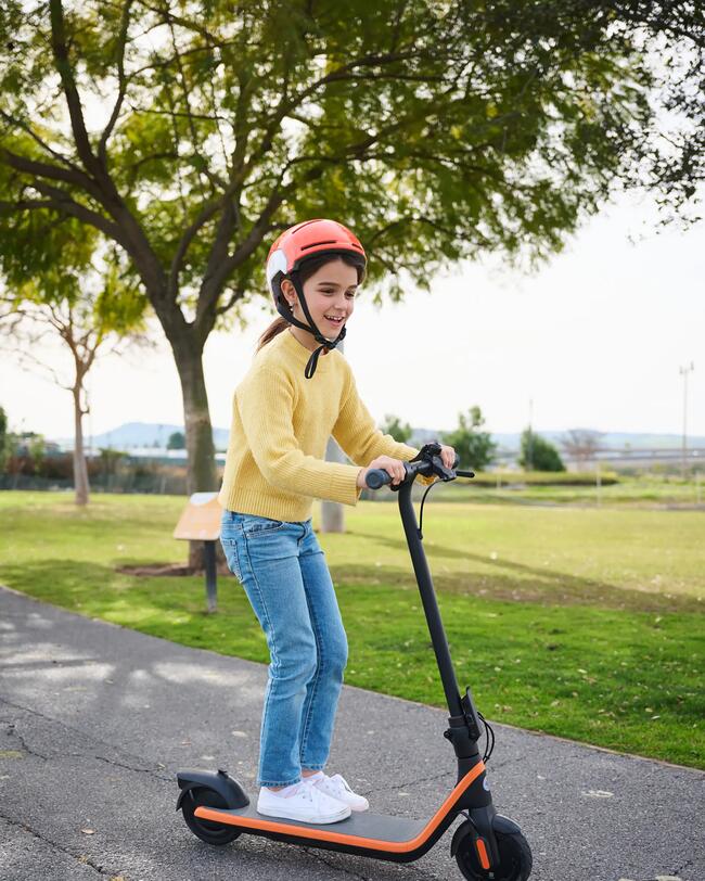 niña en patinete